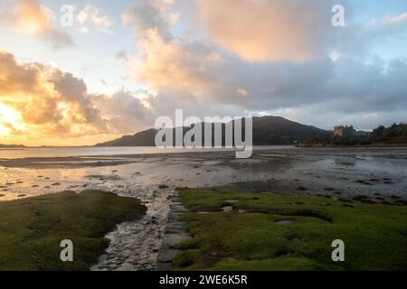 Castle Tioram, eine Burgruine auf der Gezeiteninsel Eilean Tioram in Loch Moidart, Lochaber, Highland, Schottland. Oktober 2023 Stockfoto