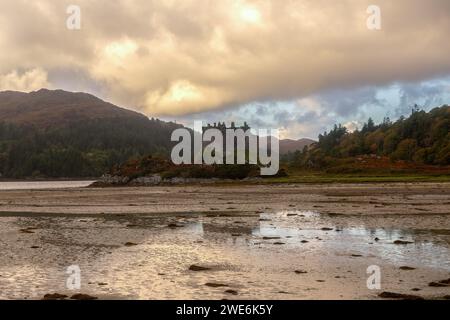 Castle Tioram, eine Burgruine auf der Gezeiteninsel Eilean Tioram in Loch Moidart, Lochaber, Highland, Schottland. Oktober 2023 Stockfoto