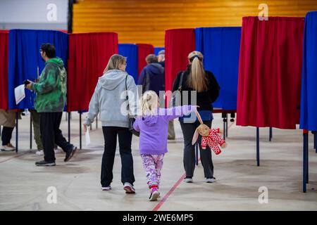 Derry, Usa. Januar 2024. Am 23. Januar 2024 gehen die Menschen zu Wahlkabinen, um ihre Stimmzettel in der New Hampshire Primary an einem Wahllokal an der Pinkerton Academy in Derry, New Hampshire, abzugeben. Der Republikaner Haley hofft, den ehemaligen US-Präsidenten Donald J. Trump bei den Umfragen in New Hampshire zu besiegen, während der Demokrat Dean Phillips hofft, an Dynamik gegen Präsident Joe Biden gewinnen zu können . Foto: Amanda Sabga/UPI Credit: UPI/Alamy Live News Stockfoto