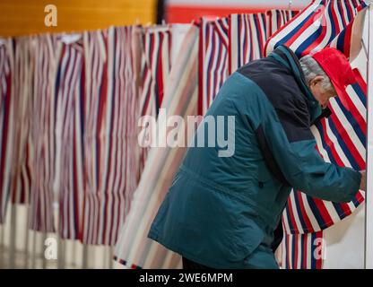 Derry, Usa. Januar 2024. Die Wähler gaben ihre Stimmzettel am 23. Januar 2024 in der New Hampshire Primary an einer Wahlstelle an der Pinkerton Academy in Derry, New Hampshire ab. Der Republikaner Haley hofft, den ehemaligen US-Präsidenten Donald J. Trump bei den Umfragen in New Hampshire zu besiegen, während der Demokrat Dean Phillips hofft, an Dynamik gegen Präsident Joe Biden gewinnen zu können . Foto: Amanda Sabga/UPI Credit: UPI/Alamy Live News Stockfoto