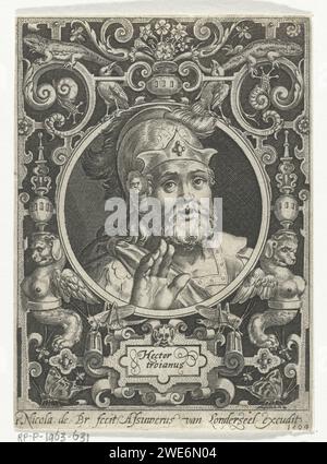 Porträt von Hector van Troje im Medaillon im rechteckigen Rahmen mit Ornamenten, Nicolaes de Bruyn, 1594 Druck Porträt von Hector van Troje als General aus der Antike in Medaillon im rechteckigen Rahmen mit Ornamenten in Form von Insekten, Eidechsen, Vögeln und Fantasiebögen. Niederlande Papiergravur Hector (einer der neun Wertsachen) Stockfoto