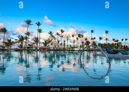Swimmingpool und Palmen im Luxusresort am Pun Cana in der Dominikanischen Republik Stockfoto