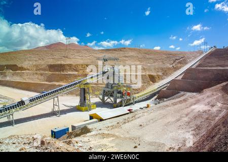 Gesteinsbrecher und Förderband im Werk einer Kupfermine im altiplano der Atacamawüste im Norden Chiles. Stockfoto