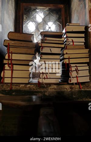 270 Stapel religiöser Bücher auf einer Fensterbank oder einem Fensterhocker in der Kirche der Heiligen Erzengel im Kloster Saint Naum. Ohrid-Nordmazedonien. Stockfoto