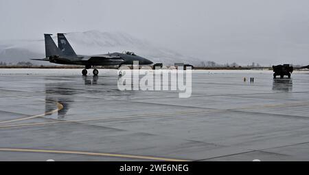 240118-Z-NJ935-0306: Kapitän der US-Luftwaffe Andrew Marshall, ein F-15C-Pilot der 550th Fighter Squadron, fährt mit seinem F-15C-Flugzeug an einem kühlen Januarmorgen über eine regendurchflutete Asphaltdecke, bevor er am 18. Januar 2024 zum nahegelegenen Range Space aufbricht, um am Kingsley Field in Klamath Falls, Oregon, zu trainieren. Er und ein weiterer Pilot sind die letzten beiden, die die F-15C Instructor Pilot-Bewertung erhalten, wenn die Air Force von der altehrwürdigen Flugzeugzelle zur F-35 übergeht. (Foto der U.S. Air National Guard von Master Sgt. Jefferson Thompson) Stockfoto