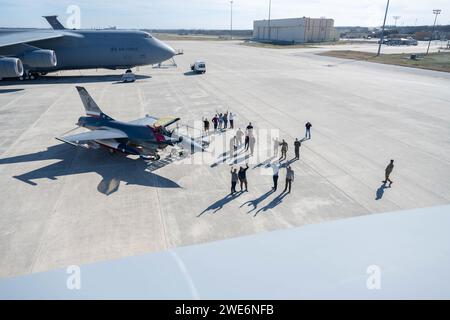 Mitglieder des Militärdienstes der Joint Base San Antonio und des 502nd Air Base Wing sowie Vertreter der Leadership San Antonio winken zur Kamera auf der 433rd Airlift Wing Fluglinie, JBSA-Lackland, Texas, 18. Januar 2024. Hochrangige Militärführer der JBSA lieferten den Gemeindeführern von San Antonio eine interaktive militärische Erfahrung im gesamten JBSA-Lackland und ermöglichten Erfahrungen aus erster Hand mit der JBSA-Mission. (Foto der U.S. Air Force von Airman 1st Class Gabriel Jones) Stockfoto