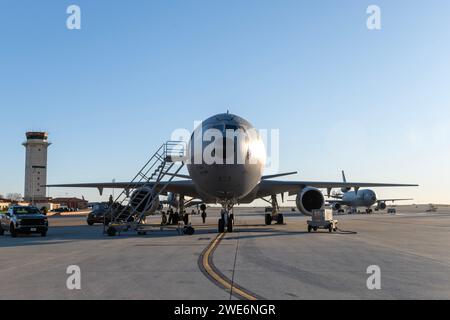 US-Luftstreitkräfte der 9th Air Betankungsgeschwader inspizieren am 11. Januar 2024 einen KC-10 Extender auf der Travis Air Force Base, Kalifornien, bevor er zur 309th Aerospace Maintenance and Regeneration Group (AMARG), bekannt als „The Boneyard“, auf der Davis-Monthan Air Force Base, Arizona, flog. Das Flugzeug mit der Hecknummer 79–1946 wurde aufgrund seiner Geschichte mit dem Geschwader als Flaggschiff der 9. ARS bezeichnet. (Foto der U.S. Air Force von Master Sgt. Traci Keller) Stockfoto