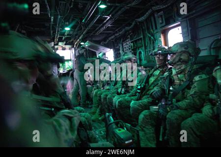 Die US-Marines fliegen mit der Maritime Special Purpose Force, 24th Marine Expeditionary Unit (MEU), in einem CH-53E Super Hengst, um einen simulierten Angriff während des Realistic Urban Training (RUT) auf Fort Barfoot, Virginia, am 18. Januar 2024 durchzuführen. Die RUT bietet der 24. MEU die Möglichkeit, in ungewohnten Umgebungen zu operieren, die Einheiten der Marine Air-Ground Task Force zu integrieren und darauf hinzuarbeiten, als Sondereinsatzkräfte ausgewiesen zu werden. (Foto des U.S. Marine Corps von Staff Sgt. Ryan Sammet) Stockfoto