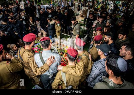 Israelische Soldaten trösten einander während der Beerdigungszeremonie von Major Ilay Levi auf dem Militärfriedhof von Tel Aviv. Major Ilay Levi, 24 Jahre alt, wurde in der Schlacht im südlichen Gazastreifen getötet. 24 israelische Soldaten wurden am Montag in Gaza getötet, die bei weitem größte Zahl israelischer Todesopfer im dreimonatigen Krieg gegen die Hamas an einem Tag, da die Gespräche über einen Waffenstillstand intensiviert wurden und die palästinensischen Opfer weiter stiegen.die Todesopfer kamen während heftiger Kämpfe um die südliche Stadt Khan Younis, mit Dutzenden von Palästinensern, die getötet und verletzt wurden. Die israelischen Opfer dürften die Zahl der Inlandspreise erhöhen Stockfoto