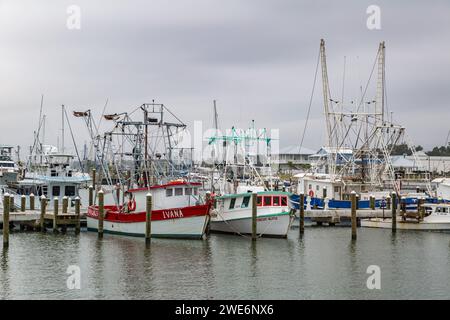 Garnelen- und Fischerboote legten im Hafen am Pass Christian, Mississippi an Stockfoto