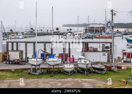 Garnelen- und Fischerboote legten im Hafen hinter Segelbooten am Pass Christian, Mississippi an Stockfoto