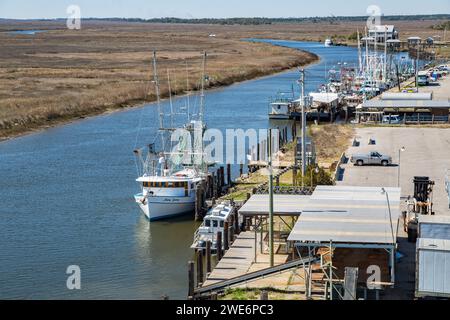 Das kommerzielle Garnelenboot Nanny Granny legte in Bayou Caddy Fisheries in einem Feuchtgebiet am Golf von Mexiko an der Bay St. an Louis, Mississipi Stockfoto