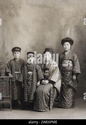 Familienporträt in einem japanischen Studio Stockfoto