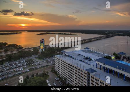 IP Casino Parkgarage und Pool an der Biloxi Back Bay in Biloxi, Mississippi Stockfoto