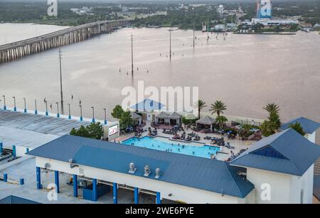 IP Casino Parkgarage und Pool an der Biloxi Back Bay in Biloxi, Mississippi Stockfoto