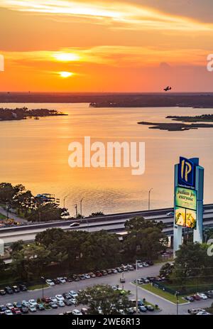 IP Casino Parkgarage und Pool an der Biloxi Back Bay in Biloxi, Mississippi Stockfoto