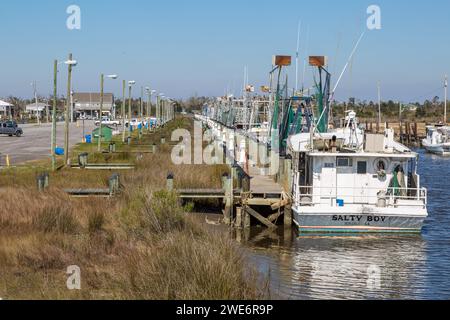 Das kommerzielle Fischerboot Salty Boy legte in Bayou Caddy in einem Feuchtgebiet am Golf von Mexiko an der Bay St. an Louis, Mississipi Stockfoto