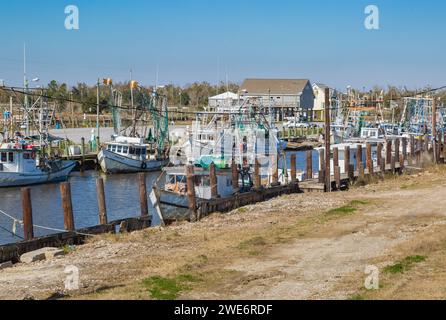 Kommerzielle Fischerei- und Garnelenboote legten bei Bayou Caddy Fisheries in einem Feuchtgebiet am Golf von Mexiko an der Bay St. an Louis, Mississipi Stockfoto