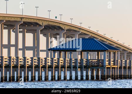 Angelpier neben der sechsspurigen Highway 90 Brücke über die Biloxi Back Bay von der Ocean Springs Seite an der Mississippi Gulf Coast Stockfoto