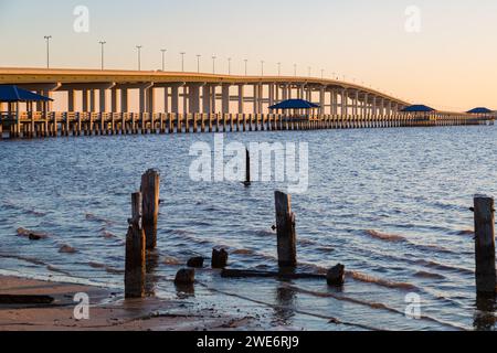 Angelpier neben der sechsspurigen Highway 90 Brücke über die Biloxi Back Bay von der Ocean Springs Seite an der Mississippi Gulf Coast Stockfoto