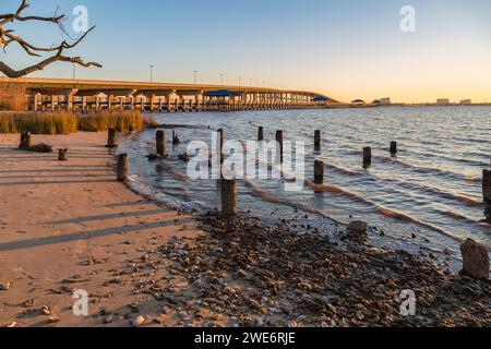 Angelpier neben der sechsspurigen Highway 90 Brücke über die Biloxi Back Bay von der Ocean Springs Seite an der Mississippi Gulf Coast Stockfoto