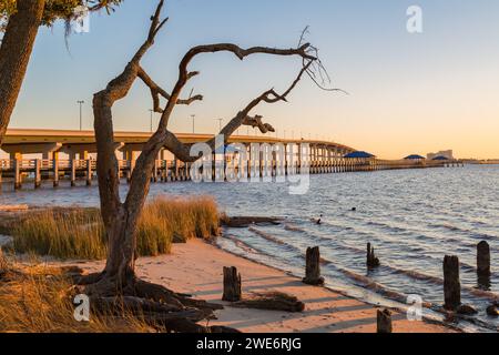 Angelpier neben der sechsspurigen Highway 90 Brücke über die Biloxi Back Bay von der Ocean Springs Seite an der Mississippi Gulf Coast Stockfoto