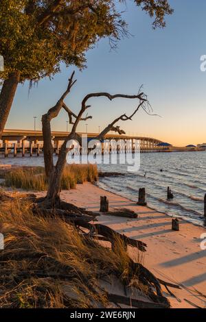 Angelpier neben der sechsspurigen Highway 90 Brücke über die Biloxi Back Bay von der Ocean Springs Seite an der Mississippi Gulf Coast Stockfoto