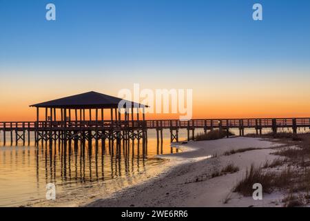 Angelpier am Biloxi Schooner Pier Complex an der Golfküste von Mississippi in Biloxi, Mississippi Stockfoto