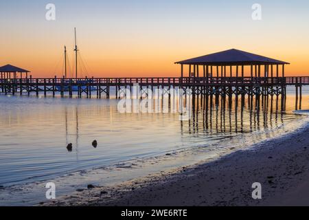 Angelpier am Biloxi Schooner Pier Complex an der Golfküste von Mississippi in Biloxi, Mississippi Stockfoto