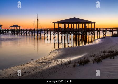 Angelpier am Biloxi Schooner Pier Complex an der Golfküste von Mississippi in Biloxi, Mississippi Stockfoto