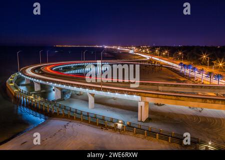 Fahren Sie auf der I-110 am Highway 90 am Strand in Biloxi, Mississippi Stockfoto