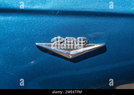 289 Emblem auf dem Kotflügel des klassischen Ford Mustang Car Stockfoto