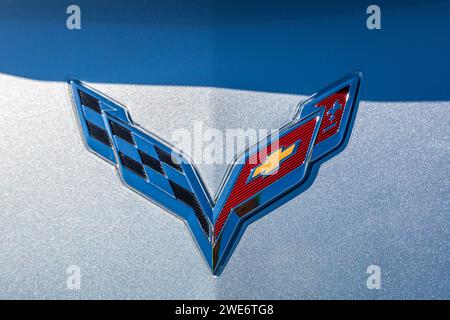 Chevrolet Corvette Emblem auf der Motorhaube des Fahrzeugs Stockfoto