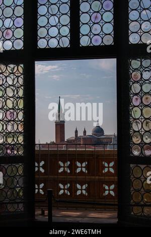 Venedig, Italien. Der Blick aus dem Fenster des Dogenpalastes auf die Insel San Giorgio am frühen Morgen. Stockfoto