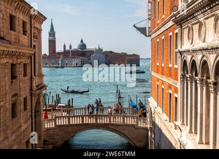 Venedig, Italien, 14. Mai 2022. Der Blick von der Seufzerbrücke auf die Insel San Giorgio am frühen Morgen. Stockfoto