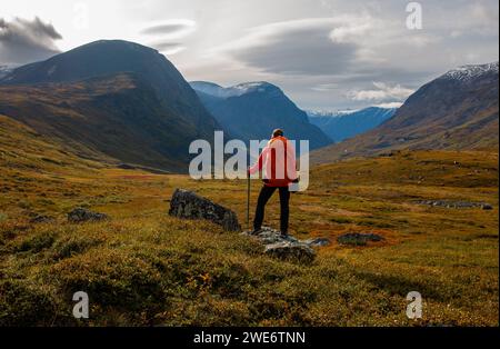 Ein Wanderer auf dem Weg durch ein Tal in Schwedisch Lappland, Schweden, September Stockfoto