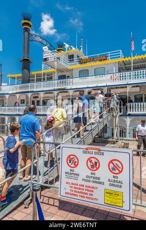 Passagiere, die an Bord des dampfbetriebenen Schaufelrad-Flussbootes Creole Queen für eine Bootstour auf dem Mississippi River gehen Stockfoto