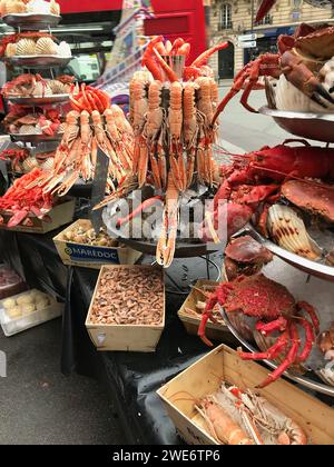 Dieses Foto wurde 2017 aufgenommen und zeigt einen Fischmarkt in Paris, Frankreich. Bei den zum Verkauf angebotenen Fischen handelt es sich größtenteils um Krebstiere. Stockfoto