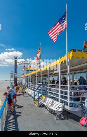 Passagiere des historischen Schaufelradbootes Creole Queen, die eine Bootstour auf dem Mississippi River oder New Orleans genießen Stockfoto