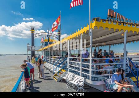 Passagiere des historischen Schaufelradbootes Creole Queen, die eine Bootstour auf dem Mississippi River oder New Orleans genießen Stockfoto