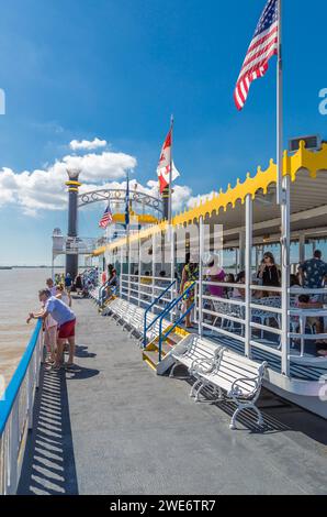 Passagiere des historischen Schaufelradbootes Creole Queen, die eine Bootstour auf dem Mississippi River oder New Orleans genießen Stockfoto