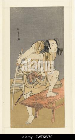 Schauspieler Sawamura Sojuro III. Bereitet sich auf einen Kampf vor, Katsukawa Shunsho, 1780 - 1790 Printmann barfuß, linker Fuß auf Holzsofa, beide Hände auf einem Schwert. Linkes Blatt eines Diptychons. Japan Papierfarbe Holzschnitt Porträt des Schauspielers, Schauspielerin. Hacker- und Schubwaffen: Schwert Stockfoto