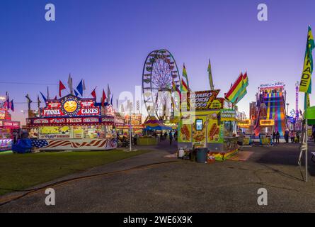 In der Mitte der Abenddämmerung wurde auf der Gulf State Fair in Mobile, Alabama, Lebensmittelhändler gegründet Stockfoto