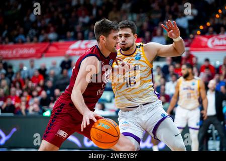 DUSTIN SLEVA amerikanischer Powerspieler aus Ucam Murcia CB, Yotam HANOCHI israelischer Stürmer Hapoel Holon, während des Spiels UCAM MURCIA CB gegen HAPOEL HOLON Champions League, Achtelfinale, Gruppe L, Murcia Sports Palace, Region Murcia, Januar 2024 Stockfoto