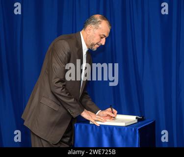 New York, USA. Januar 2024. Der iranische Außenminister Hossein Amir-Abdollahian unterschreibt ein Zeremonialbuch, bevor er sich mit dem Generalsekretär der Vereinten Nationen Antonio Guterres in den Hauptquartiern der Vereinten Nationen trifft. Quelle: Enrique Shore/Alamy Live News Stockfoto