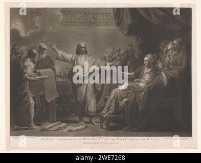 Daniël erklärt Belsazar den Text an der Wand, Valentine Green, nachdem Benjamin West, 1777 gedruckte Londoner Zeitung Daniel, als sie vor König Belshazzar gebracht wurde, die Schrift an der Wand interpretiert Stockfoto