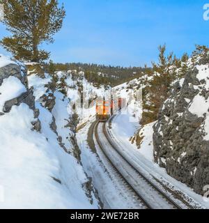 Der Zug unter mullan fährt im Winter über die kontinentale Wasserscheide in der Nähe von austin, montana Stockfoto