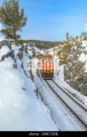 Der Zug unter mullan fährt im Winter über die kontinentale Wasserscheide in der Nähe von austin, montana Stockfoto