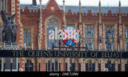 Kunstvolles schmiedeeisernes Tor mit dem Namen und dem Wappen der Queen's University in Belfast, Nordirland. Stockfoto