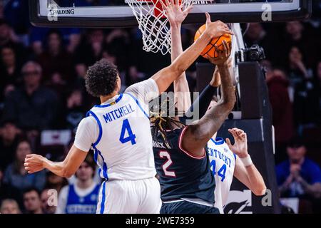 23. Januar 2024: Tre Mitchell (4) der Kentucky Wildcats Stürmer BJ Mack (2) blockiert den Schuss von South Carolina Gamecocks Stürmer BJ Mack (2) im SEC Basketball Matchup in der Colonial Life Arena in Columbia, SC. (Scott Kinser/CSM) (Bild: © Scott Kinser/Cal Sport Media) Stockfoto